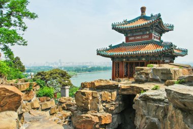 Budist tapınağı ile arka planda, Beijing Gölü