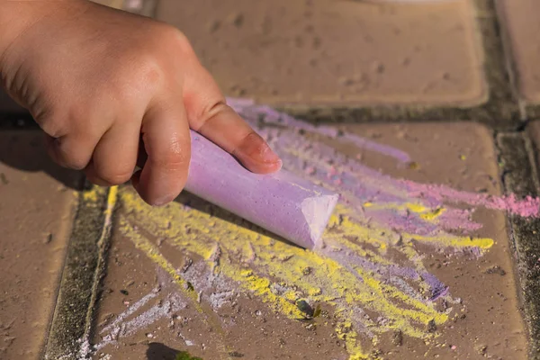 Büyük Renkli Tebeşir Ile Zemin Açık Havada Üzerinde Çizim Çocuk — Stok fotoğraf