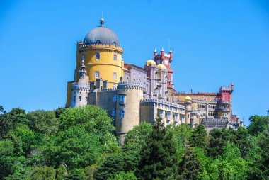 Sintra, Portekiz'de orman yukarıda yükselen Pena Sarayı fairytale kale