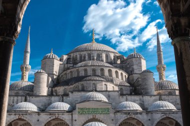 Sultanahmet Camii, Istanbul, Türkiye ile güneşli gökyüzü yukarıdaki taş portal üzerinden görüntülendi