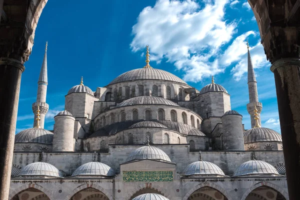 Błękitny Meczet Stambuł Turcja Oglądane Przez Kamienny Portal Sunny Niebo — Zdjęcie stockowe
