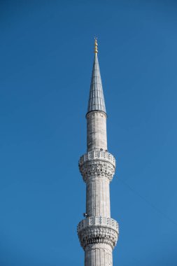 Derin mavi gökyüzü arka plan üzerinde izole Camii minaresi