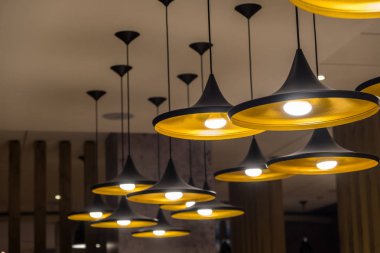 Tavan ışıkları ile asılı avize ışıklar açıkken