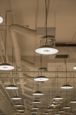 Tavan ışıkları ile asılı avize ışıklar açıkken