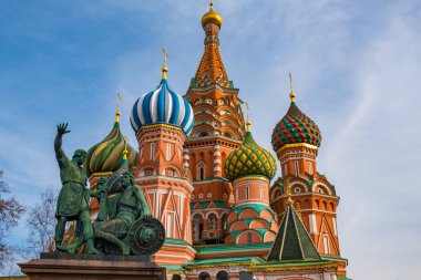 Saint Basil Katedrali Kızıl Meydan, Moskova, Rusya içinde belgili tanımlık geçmiş derin mavi gökyüzü ile üzerinde