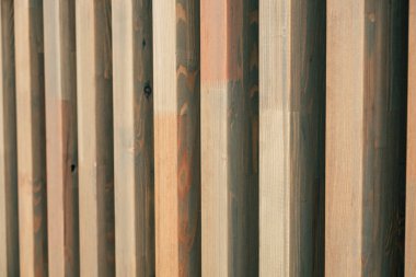 Çelik parantezlere monte edilmiş modern tahta ön cephe.