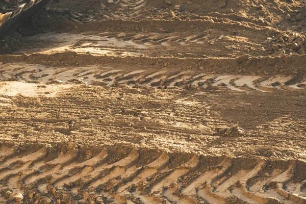 Kazıcı Lastik Izleri Toprağa Gömülmüş — Stok fotoğraf