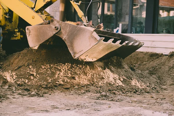 Excavator Bergerak Bumi Dengan Sekop Lokasi Konstruksi — Stok Foto
