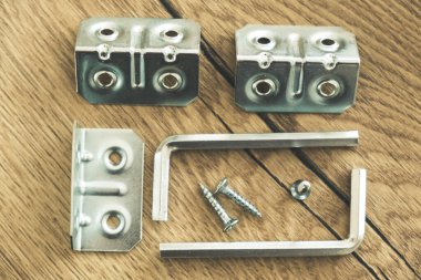 Ahşap tahtaya yerleştirilmiş marangozluk kurulum araçları