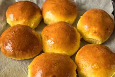 Taze pişmiş hamburgerler yakın çekim.