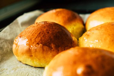 Taze pişmiş hamburgerler yakın çekim.