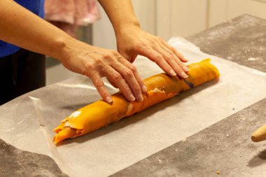 Turuncu ve Mor Sarmal Kurabiye Yapımı