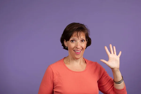 Frau im Leerlauf hält fünf Finger hoch — Stockfoto