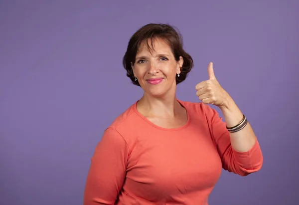 Mulher feliz dando dois polegares para cima — Fotografia de Stock