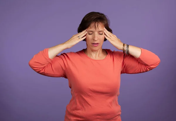 Orta yaşlı kadın, sinüs ağrısı ve basıncıyla başını tutuyor. — Stok fotoğraf