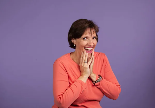 Vrouw die lacht en spottende gebaren maakt. — Stockfoto