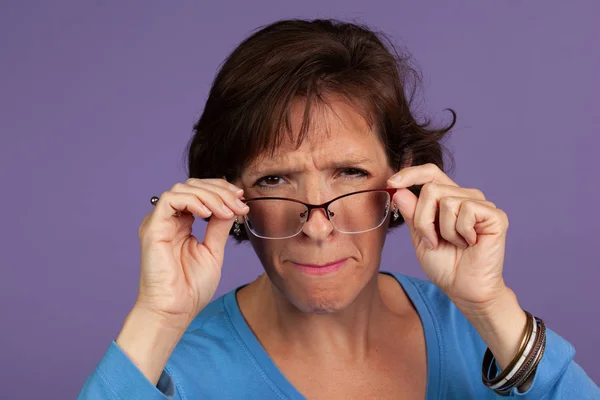 그녀의 안경을 조정 하는 여자 — 스톡 사진