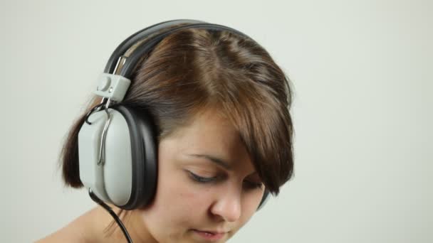 Conjunto Tomas Estudio Una Bonita Mujer Pelo Castaño Escuchando Música — Vídeos de Stock