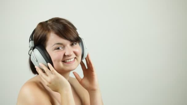 Zestaw Ujęć Studyjnych Pięknej Owłosionej Kobiety Słuchającej Muzyki Słuchawkami Retro — Wideo stockowe