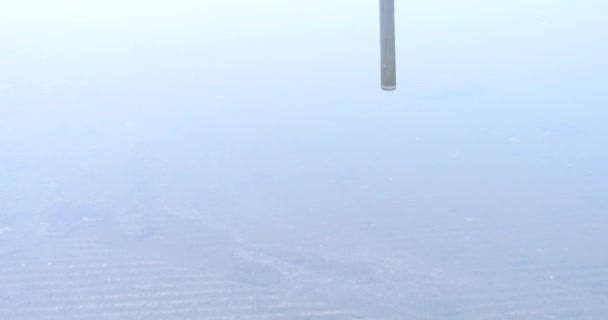 Повільна Сковорода Стовпах Спокійній Річці Туманному Ранку Парку Феррі Роккі — стокове відео