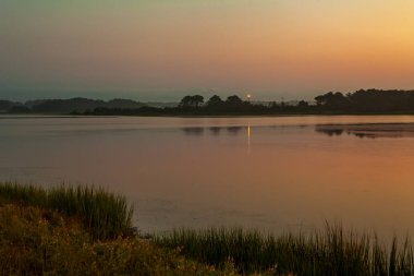 Atlantik deniz fenerinin ortasında şafakta 