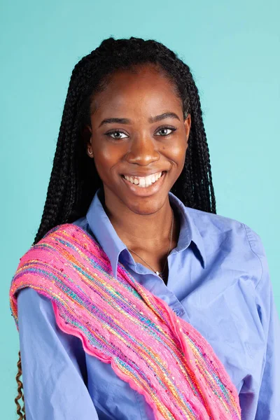 Femme afro-américaine en chemisier bleu avec une ceinture d'accent rose dans — Photo