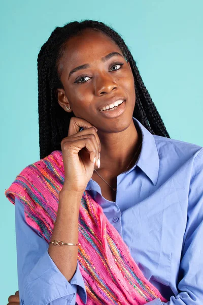Mujer afroamericana en blusa azul con un marco de acento rosa —  Fotos de Stock