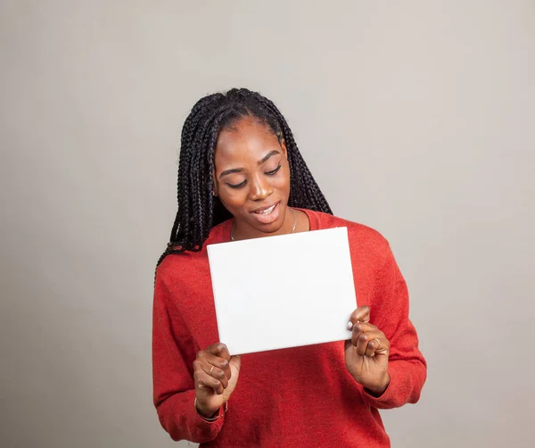 Afro-Amerikalı mavi gözlü kadın F numaralı odada bir tabela tutuyor. — Stok fotoğraf