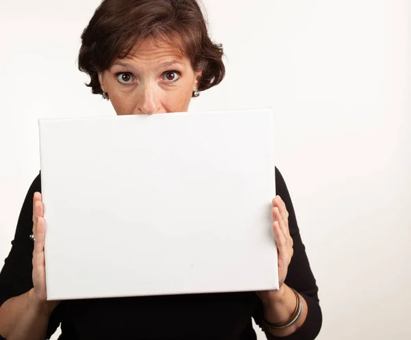 Mulher segurando um sinal branco em branco com espaço para sua cópia — Fotografia de Stock