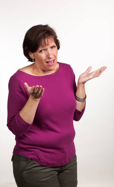 Kollarını kavuşturmuş el kol hareketi yapan kadın.