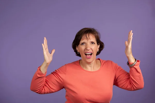 Woman with mouth open and hands measuring someting from side to — Stock Photo, Image