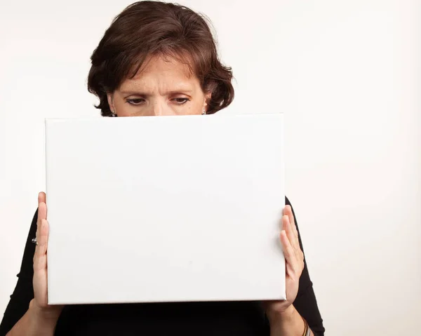 Mulher segurando um sinal branco em branco com espaço para sua cópia — Fotografia de Stock