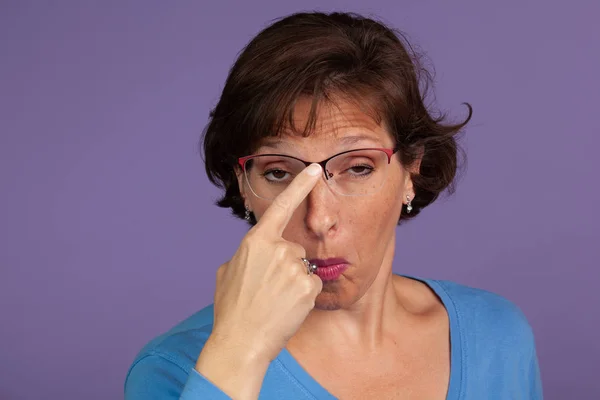 Mulher ajustando seus óculos — Fotografia de Stock