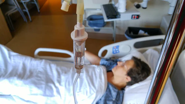 Vue rapprochée d'une perfusion intraveineuse avec patiente hors foyer en — Photo