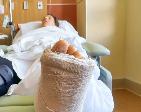 Frau mit beidseitigen Knöchelbrüchen im Krankenhaus — Stockfoto