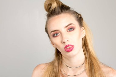 Makyajlı sarışın mankenin klasik bir görüntüsü.