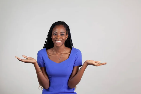 Mujer afroamericana encogiéndose de hombros con las palmas hacia arriba —  Fotos de Stock