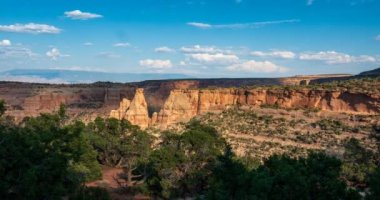 Colorado Ulusal Anıtı 'nın zaman çizelgesi. Farklı yönlere hareket eden eşsiz bulutlar. Gün batımından birkaç saat önce gölgeler ön planda ilerlerken çekildi. Parkın güneydoğusuna bakıyor..