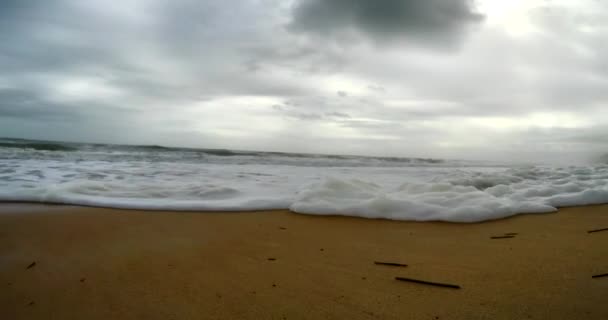 Clip Basso Angolo Pov Che Cammina Sulla Spiaggia Senza Persone — Video Stock