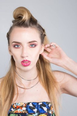 Makyajlı sarışın mankenin klasik bir görüntüsü.