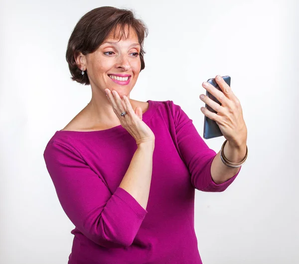 Middeleeuwse vrouw neemt een selfie — Stockfoto