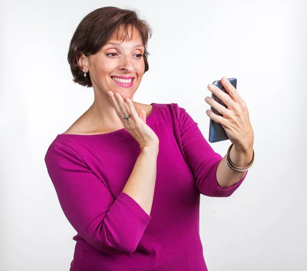 Mulher de meia-idade tomando uma selfie — Fotografia de Stock