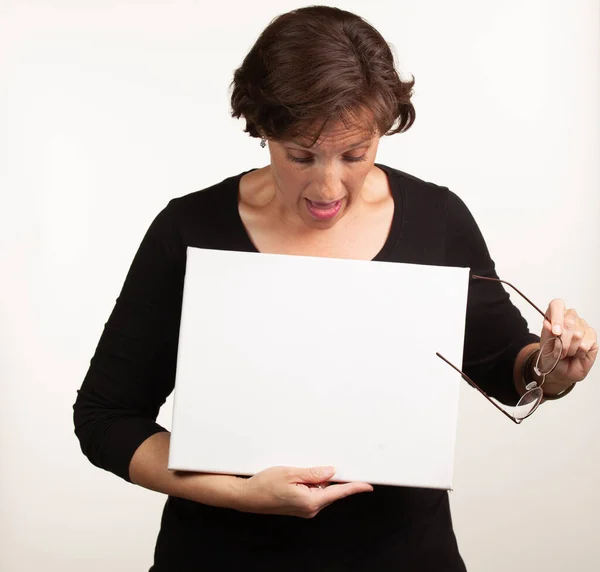 Mulher segurando um sinal branco em branco com espaço para sua cópia — Fotografia de Stock