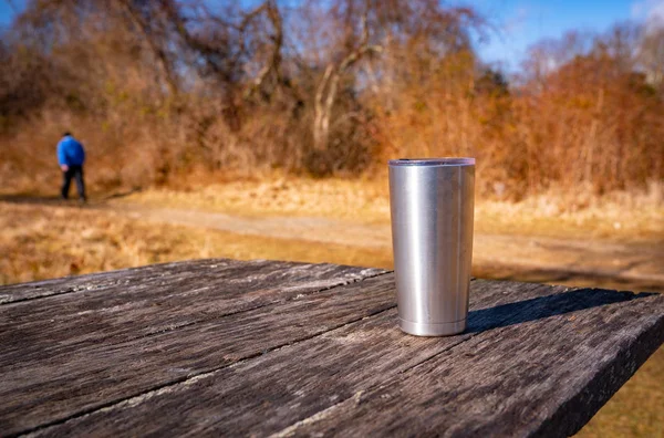 Homme laisse tasse de café derrière lui sur sa randonnée — Photo
