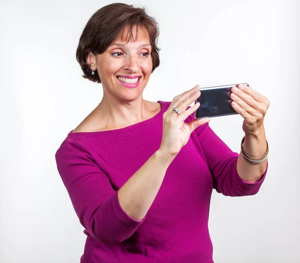 Mulher de meia-idade tomando uma selfie — Fotografia de Stock