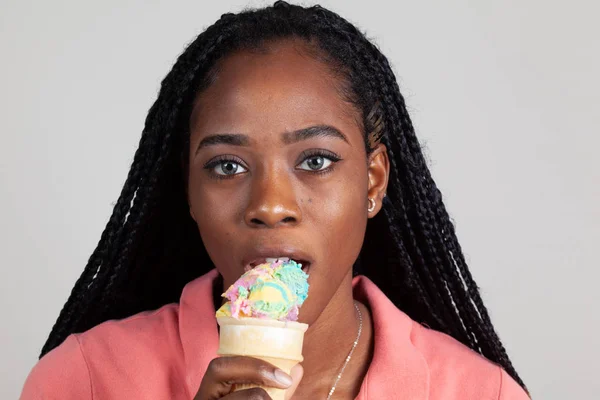 Ung afroamerikansk kvinna njuter av en flerfärgad glass — Stockfoto