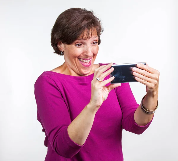 Жінка середнього віку приймає селфі — стокове фото