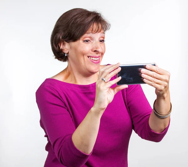 Mulher de meia-idade tomando uma selfie — Fotografia de Stock