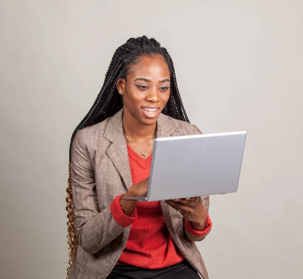 Schwarze Frau Lächelt Und Hält Einen Laptop Der Hand Konzept — Stockfoto