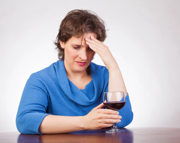 Iets Vrouw Staren Naar Een Glas Wijn Zoek Erg Overstuur — Stockfoto